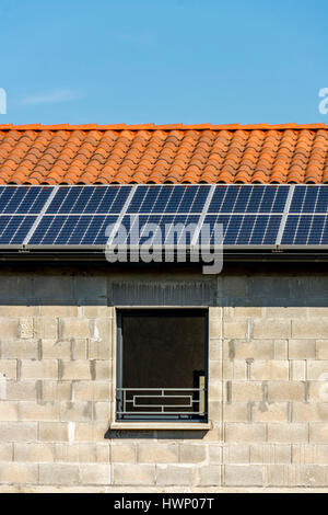 Energia solare i pannelli elettrici su una casa in costruzione. Auvergne. Francia Foto Stock