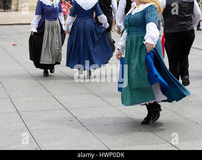 Ballerini gallesi indossare il costume tradizionale Foto Stock