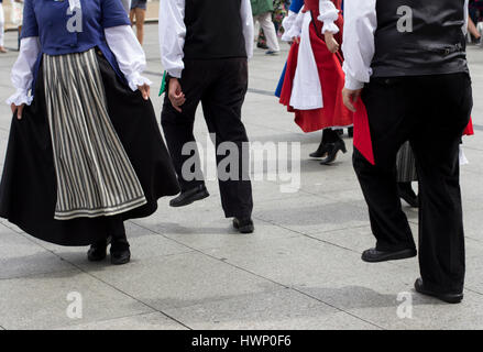 Ballerini gallesi indossare il costume tradizionale Foto Stock