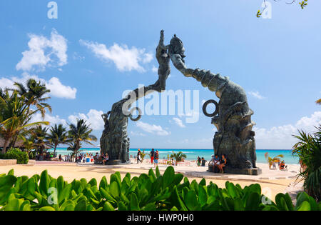 Portale di scultura Maya in Parque Fundadores (Fondatore del Parco) in Playa del Carmen, Messico Foto Stock