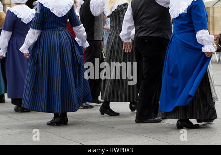 Ballerini gallesi indossare il costume tradizionale Foto Stock