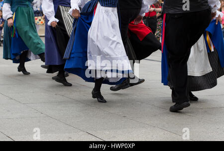 Ballerini gallesi indossare il costume tradizionale Foto Stock