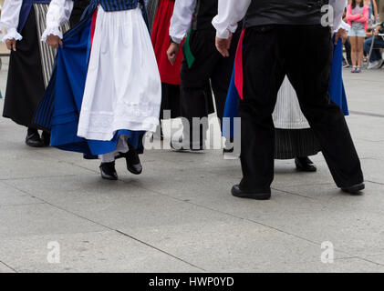Ballerini gallesi indossare il costume tradizionale Foto Stock