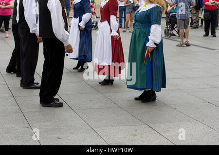 Ballerini gallesi indossare il costume tradizionale Foto Stock