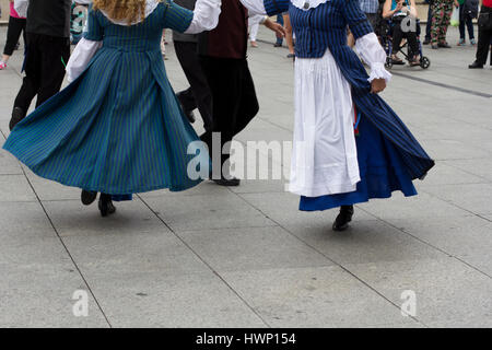 Ballerini gallesi indossare il costume tradizionale Foto Stock