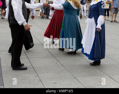 Ballerini gallesi indossare il costume tradizionale Foto Stock