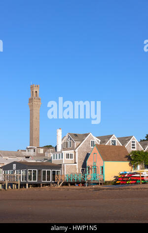 Paesaggio a Provincetown mostra gli edifici sul lungomare e il famoso monumento del pellegrino. Foto Stock