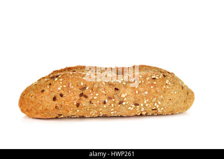 Primo piano di un pane integrale roll e rabboccato con diversi semi come il sesamo e semi di papavero, su sfondo bianco Foto Stock