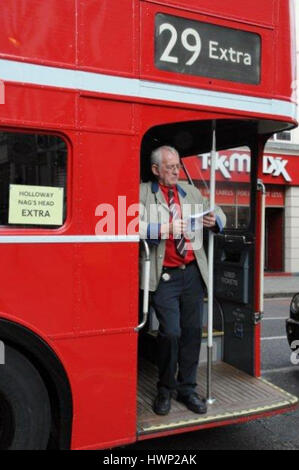 Ri-commissionato autobus Routemaster ottenere londinesi da e verso il luogo di lavoro, durante il tubo di Londra sciopero. Foto Stock