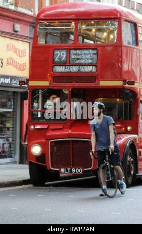 Ri-commissionato autobus Routemaster ottenere londinesi da e verso il luogo di lavoro, durante il tubo di Londra sciopero. Foto Stock