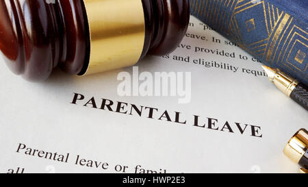 Pagina con il titolo il congedo parentale e il martello. Foto Stock