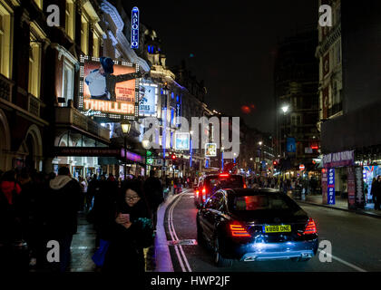 Shaftesbury Avenue theatre land west end di Londra Notturna luci al neon riflesse nella strada bagnata Foto Stock