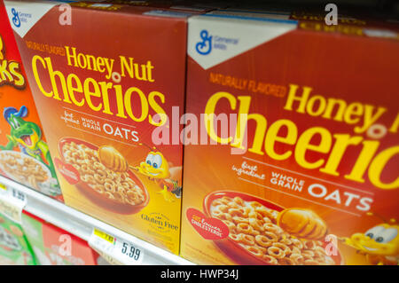 Scatole di General Mills dado miele Cheerios cereali per la prima colazione con "Buzz Bee' in un supermercato a New York Martedì, Marzo 21, 2017. General Mills è tirando "Buzz Bee' dalla sua confezione di reiase consapevolezza dei consumatori del declino della popolazione di api. (© Richard B. Levine) Foto Stock