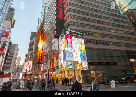 Una sculacciata nuovissimo Foot Locker store in Times Square a New York Martedì, Marzo 21, 2017. Nonostante il malessere generale effettuare esercizi Foot Locker ha recentemente riportato di quarto trimestre utili che battere gli analisti di aspettative. (© Richard B. Levine) Foto Stock