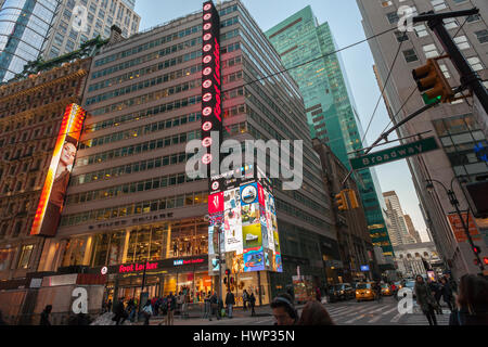 Una sculacciata nuovissimo Foot Locker store in Times Square a New York Martedì, Marzo 21, 2017. Nonostante il malessere generale effettuare esercizi Foot Locker ha recentemente riportato di quarto trimestre utili che battere gli analisti di aspettative. (© Richard B. Levine) Foto Stock