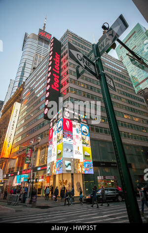 Una sculacciata nuovissimo Foot Locker store in Times Square a New York Martedì, Marzo 21, 2017. Nonostante il malessere generale effettuare esercizi Foot Locker ha recentemente riportato di quarto trimestre utili che battere gli analisti di aspettative. (© Richard B. Levine) Foto Stock