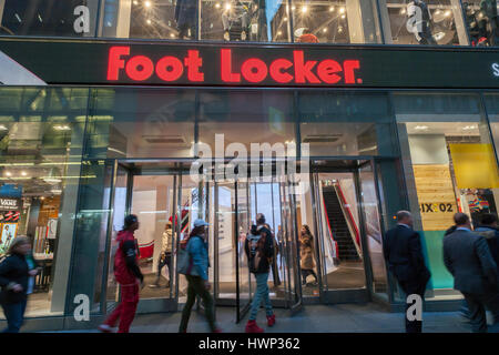 Una sculacciata nuovissimo Foot Locker store in Times Square a New York Martedì, Marzo 21, 2017. Nonostante il malessere generale effettuare esercizi Foot Locker ha recentemente riportato di quarto trimestre utili che battere gli analisti di aspettative. (© Richard B. Levine) Foto Stock