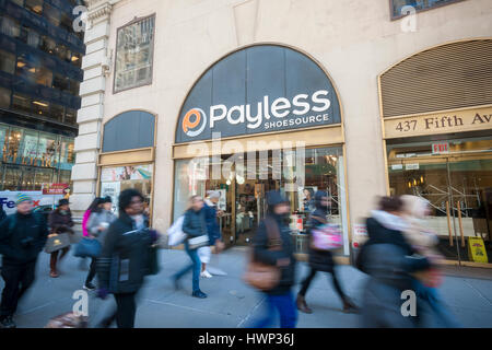 A presto per essere chiuso Payless ShoeSource store a New York il mercoledì 22 marzo, 2017. Payless piani di otturatore tra 400 e 500 negozi ed è segnalato per essere pronti a cercare fallimento di protezione la prossima settimana. (© Richard B. Levine) Foto Stock