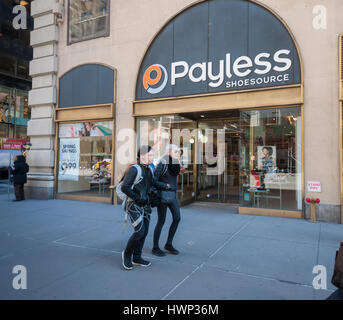 A presto per essere chiuso Payless ShoeSource store a New York il mercoledì 22 marzo, 2017. Payless piani di otturatore tra 400 e 500 negozi ed è segnalato per essere pronti a cercare fallimento di protezione la prossima settimana. (© Richard B. Levine) Foto Stock