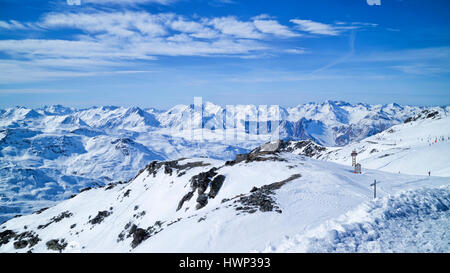 Les Menuires ,Alpi, Francia, piste da sci in 3 Valli inverno sport resort, con cime innevate panorama . Foto Stock