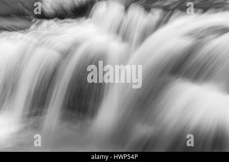 Una lunga esposizione close up della sezione principale di cascate del torrente Donloup rivela una cortina di seta di acqua discendente da una sporgenza di rocce che formano Foto Stock