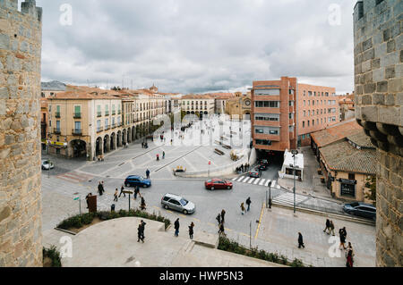 Avila, Spagna - 11 Novembre 2014: Cityscape di Avila da mura medievali di una giornata nuvolosa. La vecchia città e le sue chiese extramural sono state dichiarate giornate mondiali Foto Stock