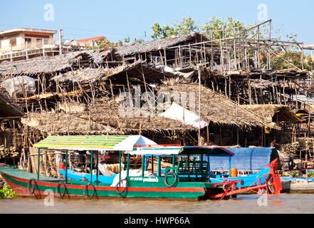 Cromato di tetti hanno sofferto durante la recente tempesta di Kampong Chhnang in Cambogia Foto Stock