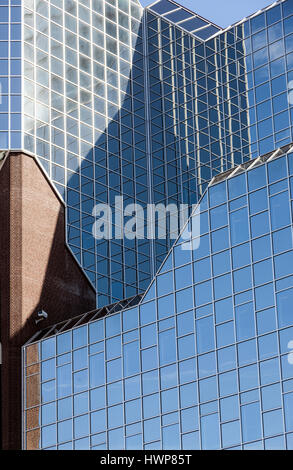 Utrecht, Paesi Bassi, 15 marzo 2017: facciata di rabobank capo ufficio nella città olandese di utrecht in vetro e mattoni Foto Stock
