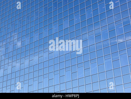 Utrecht, Paesi Bassi, 15 marzo 2017: facciata di vetro di rabobank capo ufficio nella città olandese di utrecht riflette le nuvole e cielo blu Foto Stock