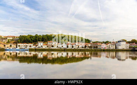 Bayonne città oltre il fiume Nive - Francia Foto Stock