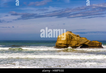 Una roccia nell'Oceano Atlantico vicino a Biarritz, Francia Foto Stock