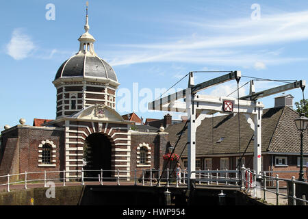 Leiden, Paesi Bassi - 3 Luglio 2014: disegnare un ponte dietro storica ghisa street lanterna con canal e case storiche in Leiden nei Paesi Bassi Foto Stock
