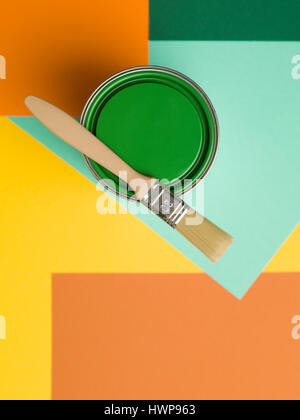 Possibile di vernice verde e pennello colorato sfondo geometrica Foto Stock