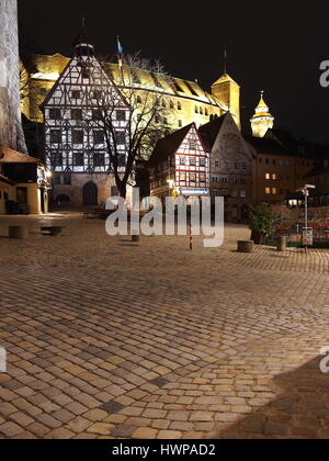 Norimberga, Germania - 21 Marzo 2016: Il Castello visto da tutta la ciottoli della piazza medievale a Durer casa circondata da antiche case a n Foto Stock