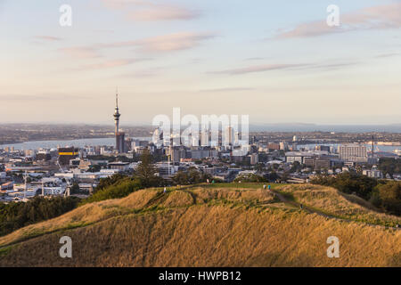 Tramonto su Auckland business district dal monte Eden in Nuova Zelanda la più grande città. Il cratere del vulcano è in primo piano. Foto Stock