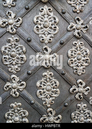 Dettagli ornamentali della chiesa di St Nicholas porta, Praga, Repubblica Ceca Foto Stock