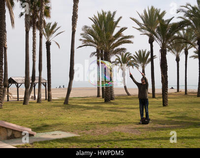Uomo che fa una bolla gigante in Torremolinos, Andalusia, Spagna Foto Stock
