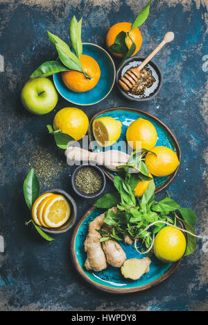 Ingredienti per rendere naturale bevanda calda in blu di piastre in ceramica Foto Stock