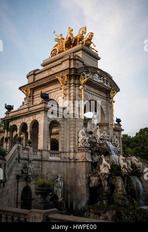 La famosa fontana Cascada del Parque de la Ciudadela (Parc de la Ciutadella) è progettato da Josep Fontserè e fra i punti di riferimento e attracti principale Foto Stock