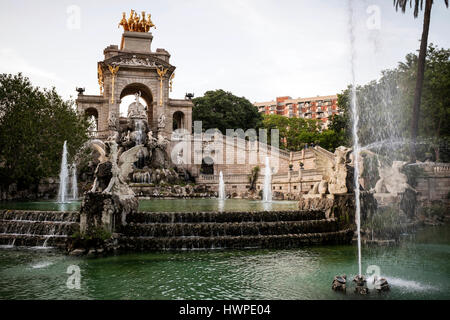 La famosa fontana Cascada del Parque de la Ciudadela (Parc de la Ciutadella) è progettato da Josep Fontserè e fra i punti di riferimento e attracti principale Foto Stock