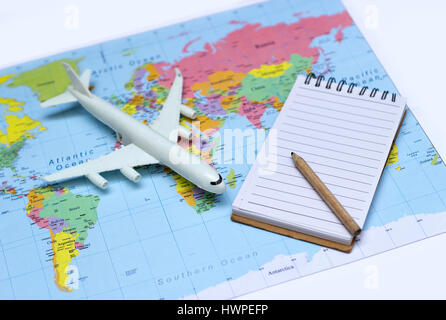Close up piano di plastica nota giocattolo e matita sulla mappa del mondo in piano il concetto di viaggiare Foto Stock