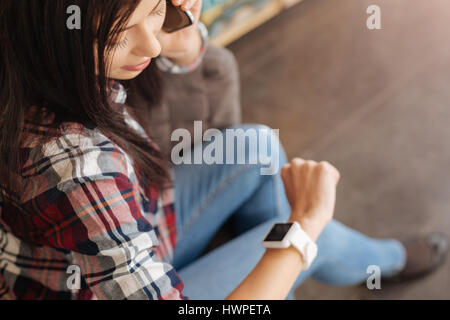 Bella donna controllando il tempo Foto Stock