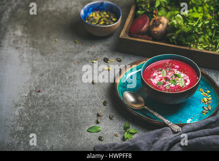 Detox zuppa di barbabietole con la menta, chia, lino e i semi di zucca Foto Stock