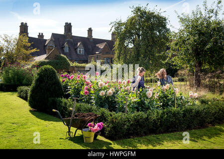 Re. La Terra giardinieri Henrietta Courtauld e Bridget Elworthy realizzare il compost a Wardington Manor vicino a Banbury, Oxfordshire - diffusione di compost tra Foto Stock