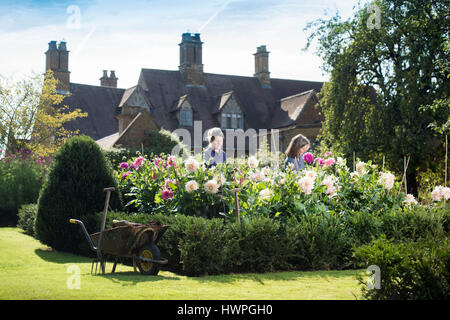 Re. La Terra giardinieri Henrietta Courtauld e Bridget Elworthy realizzare il compost a Wardington Manor vicino a Banbury, Oxfordshire - diffusione di compost tra Foto Stock