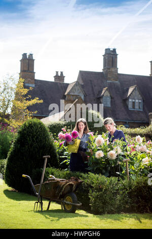 Re. La Terra giardinieri Henrietta Courtauld e Bridget Elworthy realizzare il compost a Wardington Manor vicino a Banbury, Oxfordshire - diffusione di compost tra Foto Stock