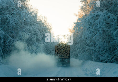 Log in Carrello in movimento su strade coperte di neve road Foto Stock