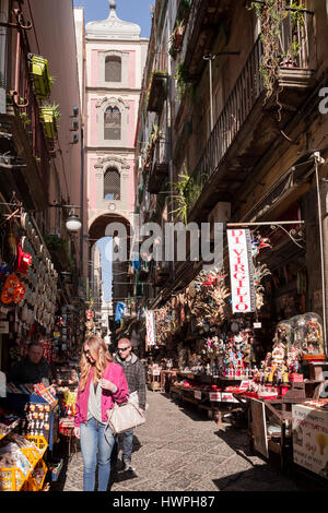 Via San Gregorio Armeno street e il campanile della chiesa di San Lorenzo Maggiore, Napoli, Italia. Foto Stock