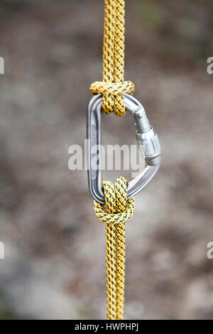 Arrampicata su roccia moschettone con funi Foto Stock