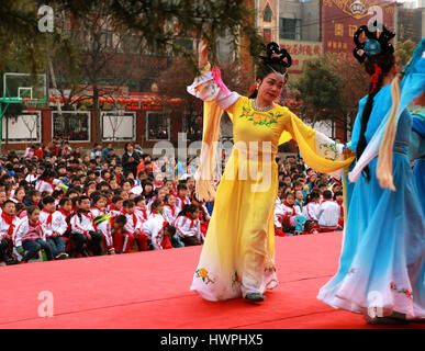 Hefei, Hefei, Cina. 20 Mar, 2017. Hefei, Cina-marzo 20 2017: (solo uso editoriale. Cina OUT).Gli studenti godono il tradizionale opera eseguita da artisti folcloristici a Hefei, Cina orientale della provincia di Anhui, marzo 21st, 2017. Credito: SIPA Asia/ZUMA filo/Alamy Live News Foto Stock